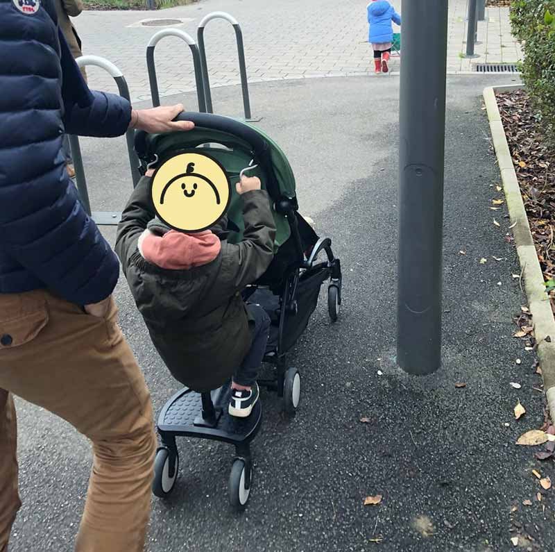 Child sitting on the YOYO Babyzen stroller board